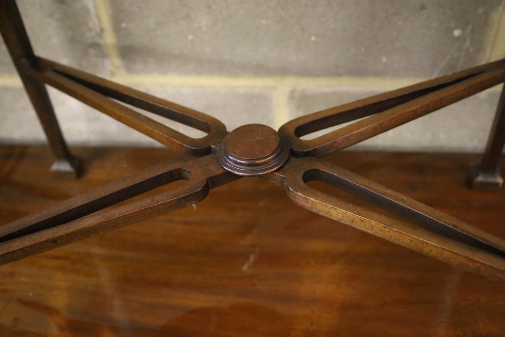 An Edwardian mahogany occasional table, width 61cm